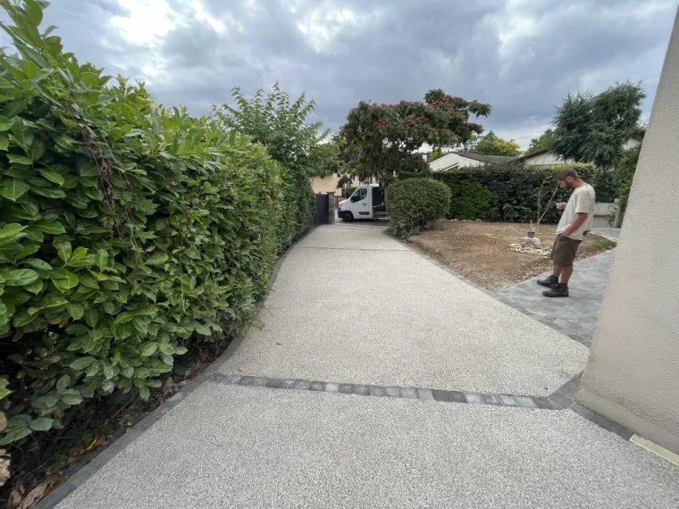 Réalisation d'un béton désactivé à Villefontaine , Bourgoin-Jallieu, Martins Espaces Verts